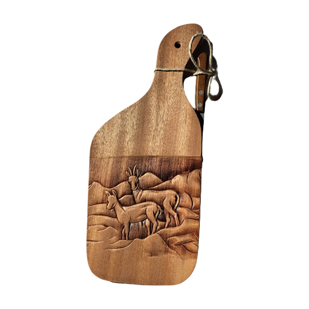 Tagliere con coltello intagliato con figura