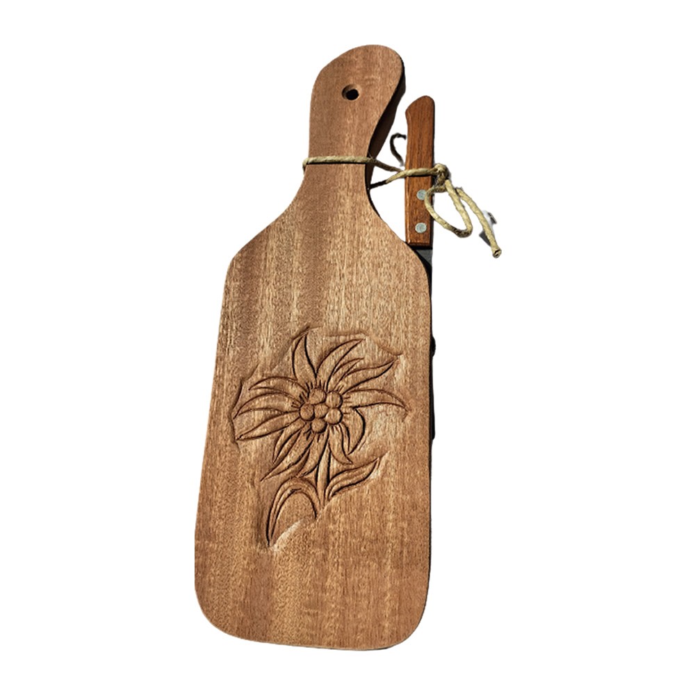 Quattro taglieri in legno con coltello