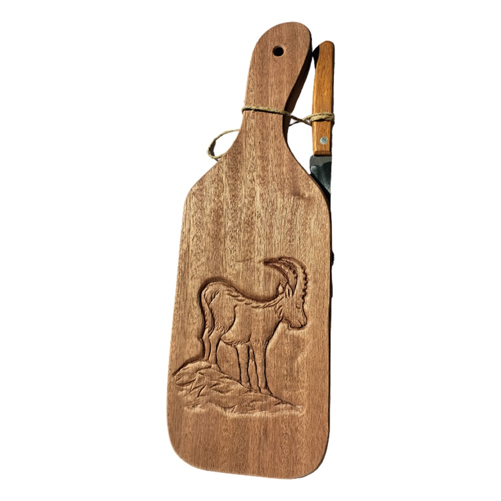Quattro taglieri in legno con coltello